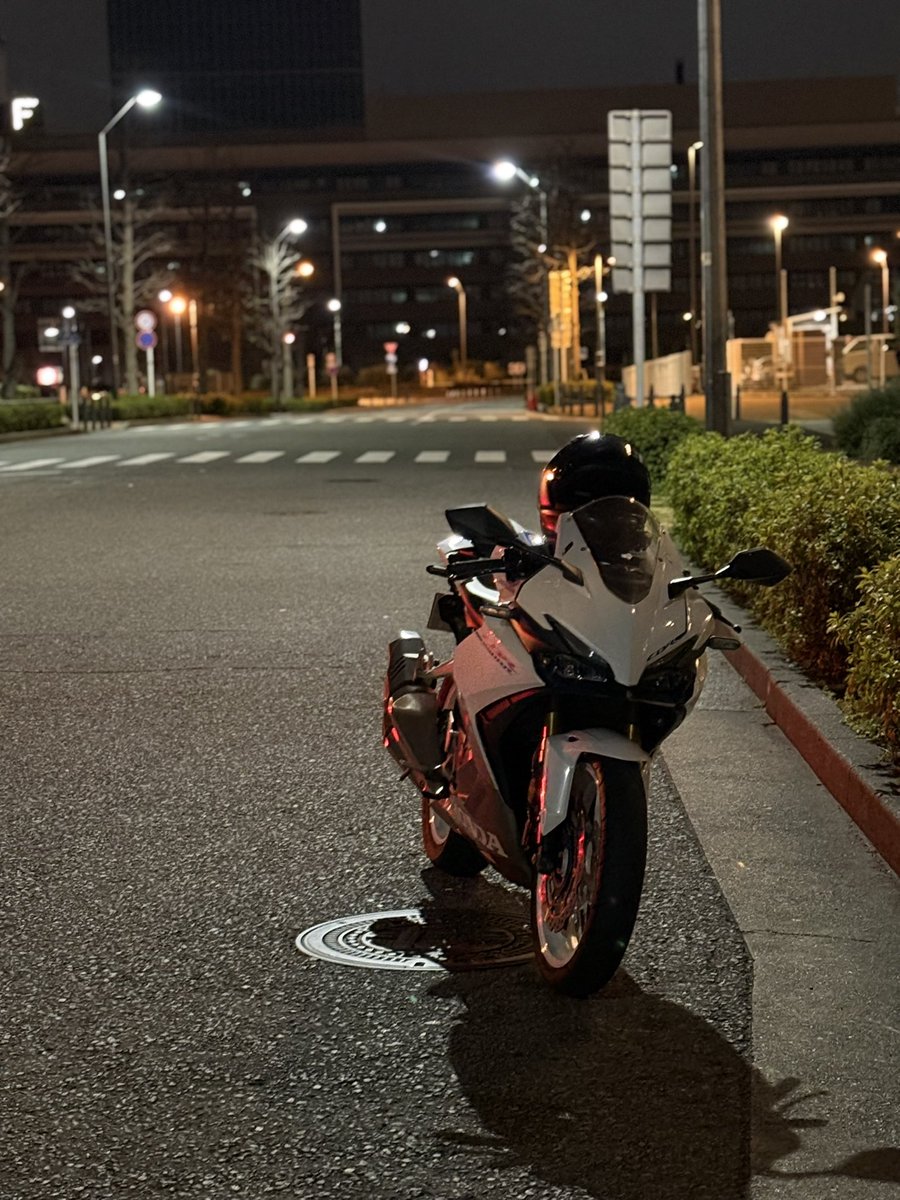 imymemineeeeeed's tweet photo. 横浜は道が広くて走りやすい！

#cbr250rr 
#バイク好きと繋がりたい 
#バイク https://t.co/ssE3oiCLDf