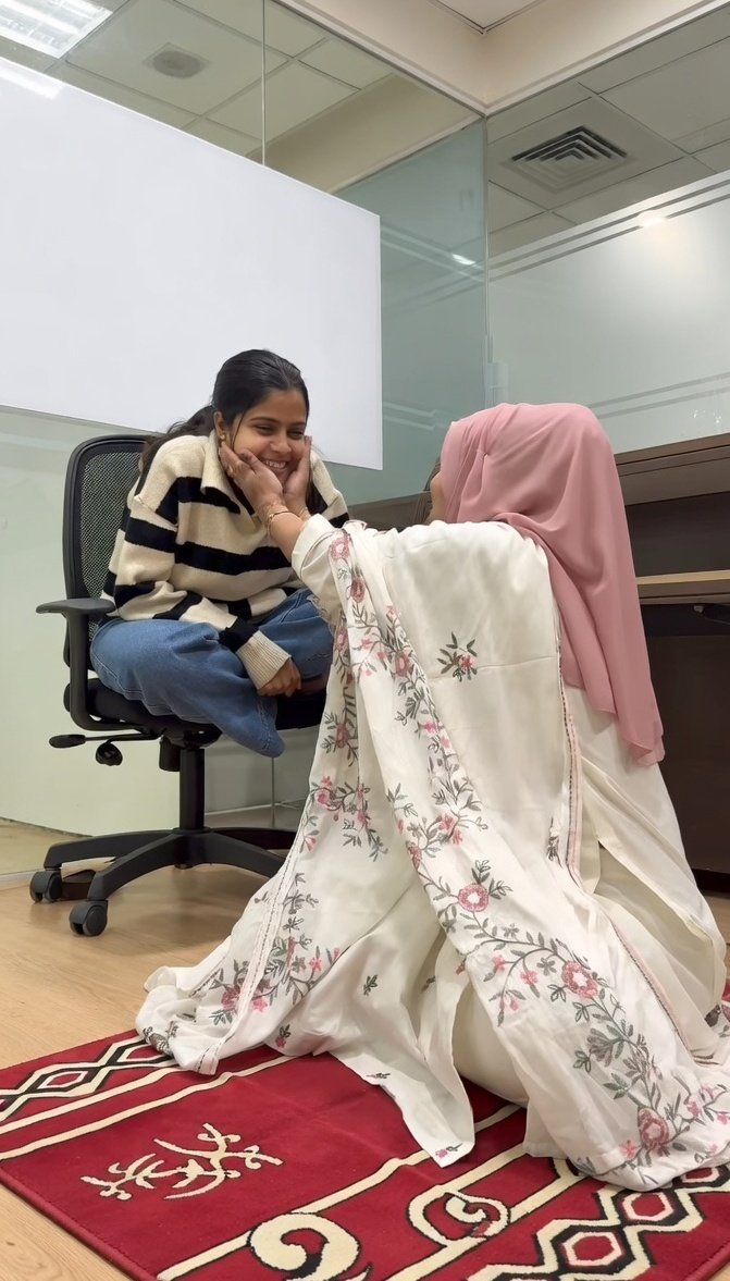 एक लड़की नमाज पढ़ रही थी। उसके चेहरे सुकून था 
     जैसे दिल से किसी के लिए कुछ मांग रही हो।

कुर्सी पर बैठी उसकी दोस्त इंतजार कर रही थी वो इतना समझ रही थी मेरी दोस्त दिल से  कुछ अच्छा ही मांग रही हैं

दुआ खत्म हुई तो उसने मुस्कराते हुए अपनी प्यारी सी दोस्त के गाल को हाथ लगाया।