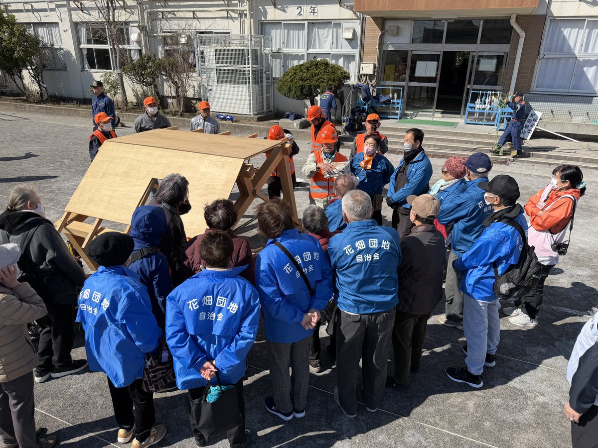 こんにちは！本日は足立区立花畑西小学校の避難所運営訓練に参加して、瓦礫からの救出コーナーを担当しています！救出時の注意点や救出方法などを町会の方に熱心に聞いていただいております！