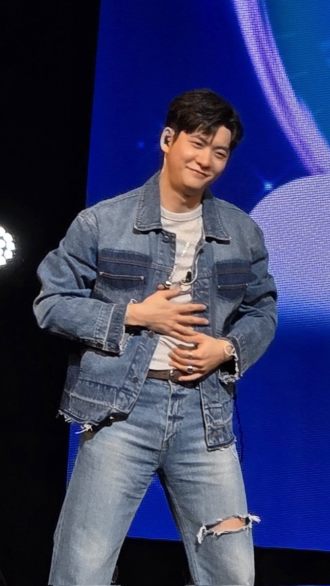 tremblingblues2's tweet photo. Twas a family affair getting to see him. Hubby decided for me that I should go &amp; my brother got me through the hoops of getting a ticket. In the end, feeling like a proud mama! Wished the SEA leg pushed thru for all his other fans in the region.
#KANGTAEOH_OHour_inOSAKA https://t.co/Xipexd9AWy