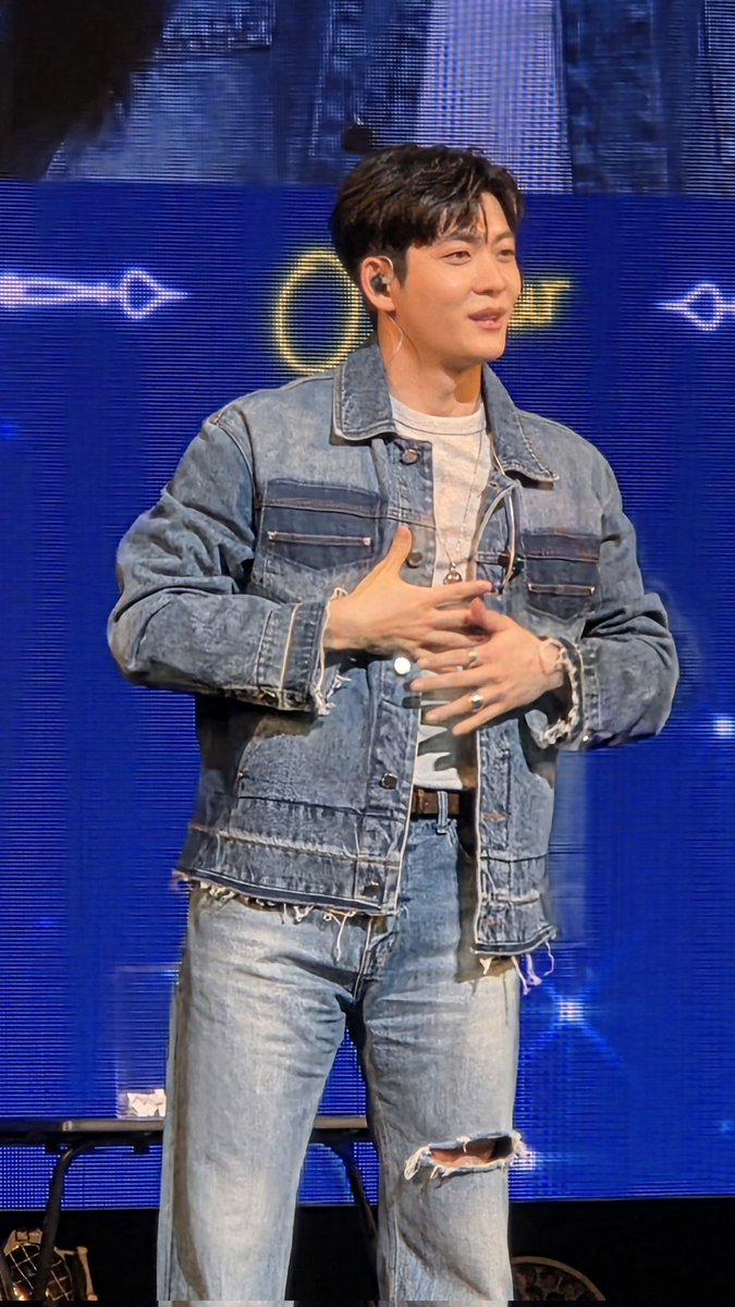 tremblingblues2's tweet photo. Twas a family affair getting to see him. Hubby decided for me that I should go &amp; my brother got me through the hoops of getting a ticket. In the end, feeling like a proud mama! Wished the SEA leg pushed thru for all his other fans in the region.
#KANGTAEOH_OHour_inOSAKA https://t.co/Xipexd9AWy