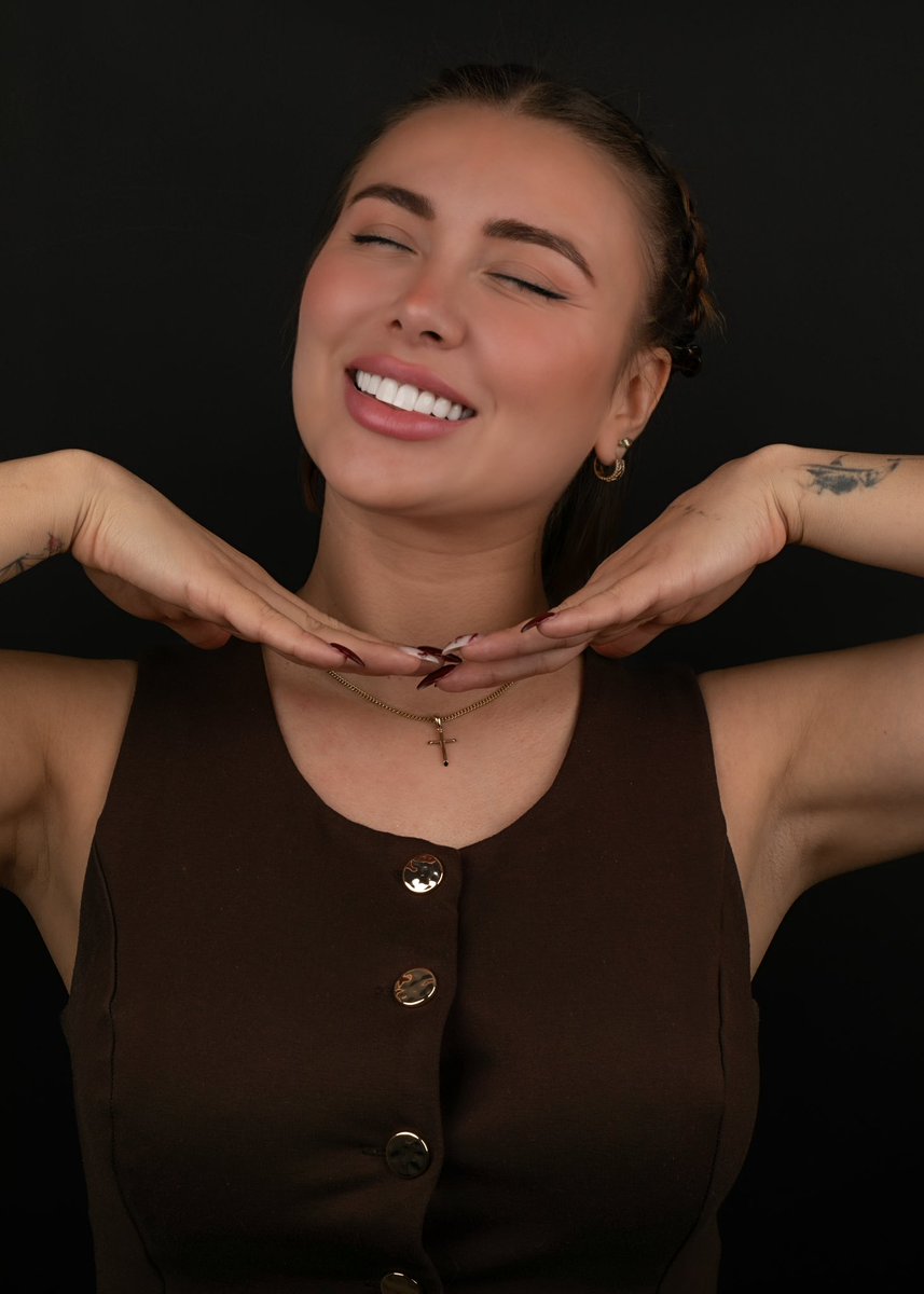 Laura León tweet media