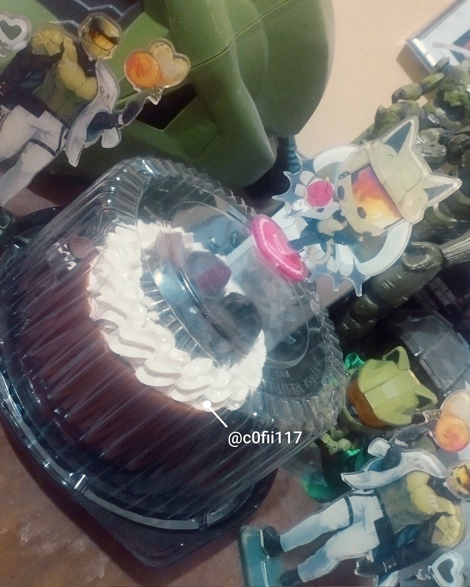 cofii117's tweet image. Might delete this later but got him cake! (Cofii merch appearance)
#oshikatsu #MasterChief