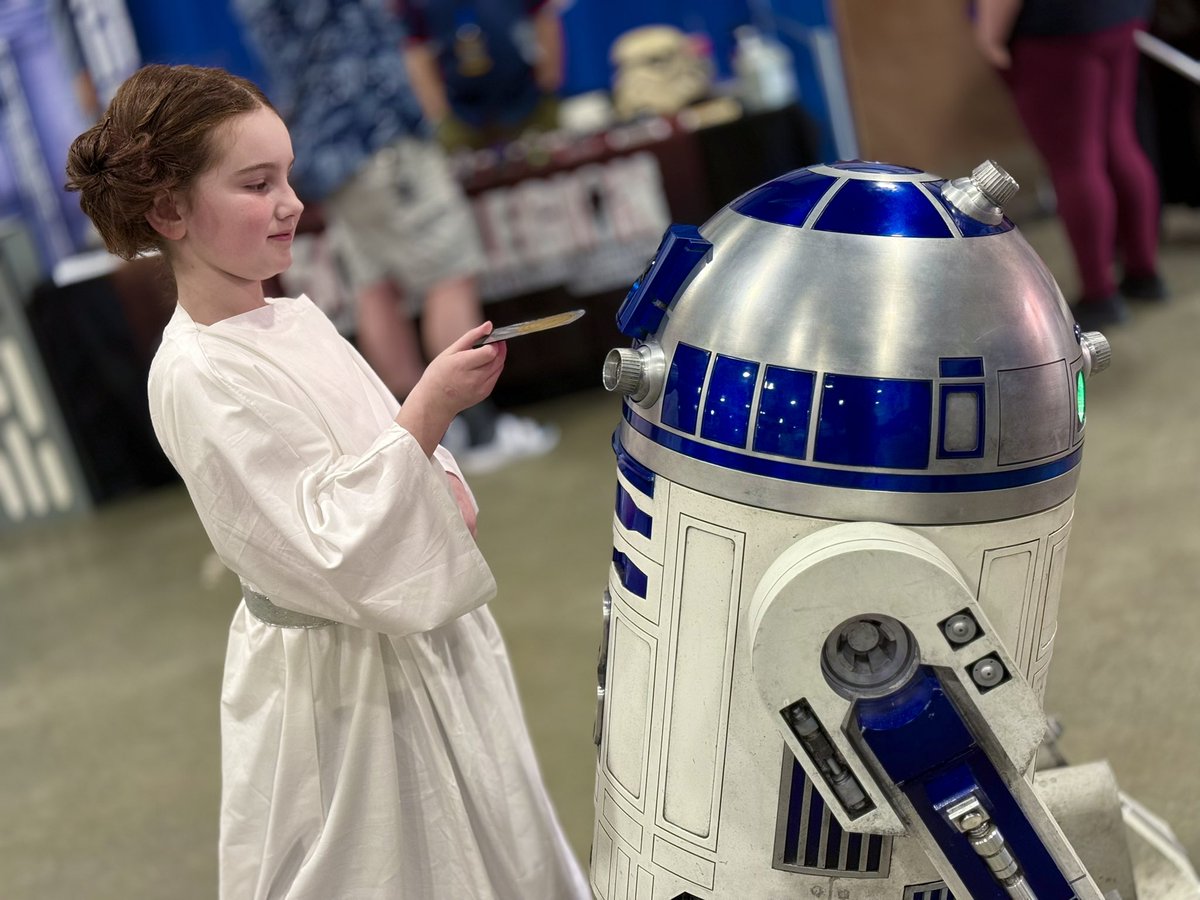 agentraybans's tweet photo. @Ha_tac0 Little Leia and R2 say thank you!!! https://t.co/ANUVAR5lch