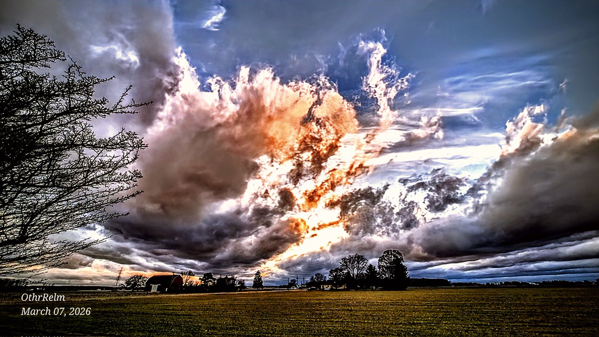 OthrRelm's tweet photo. ✨️Hey all🧡absolutely beautiful Spring afternoon 😍 hope your Saturday nite is good there💫Not Ai Here 💛 #NotAi #Nhi #beautifulsky #caughtoncamera #stormcloud #Reality https://t.co/rxHTO0OrBu
