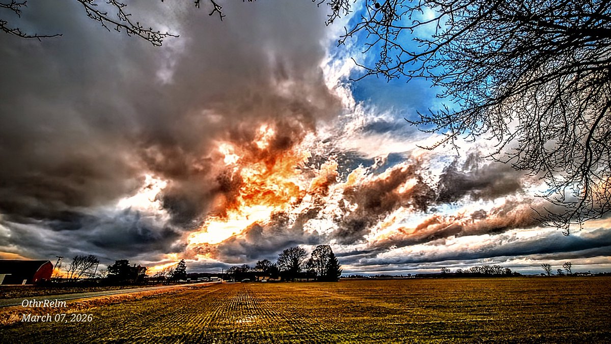 OthrRelm's tweet photo. ✨️Hey all🧡absolutely beautiful Spring afternoon 😍 hope your Saturday nite is good there💫Not Ai Here 💛 #NotAi #Nhi #beautifulsky #caughtoncamera #stormcloud #Reality https://t.co/rxHTO0OrBu