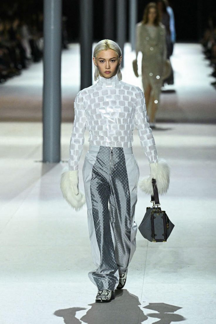 ✨ TRENDING PARTY ✨

Felix viajará hoje para Paris e marcará presença no desfile da coleção Outono/Inverno da Louis Vuitton no dia 10 de março! Vamos apoiar nosso solzinho? ☀️💖

Comente as tags + músicas do SKZ

FELIX PARIS FASHION WEEK STAR
#FELIXxLouisVuittonPFW
#FELIX