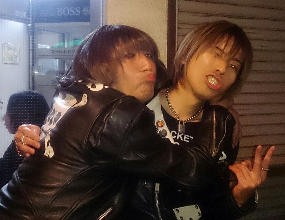Yaizu13's tweet photo. 「ヤイズ… 温泉に浸かったら まず目を洗って おしりの✱からﾏｻﾞｰﾈｲﾁｬｰﾊﾟﾜｰを取り込むのだ w」

東京で写真展もやってるみたいだから
行ける人は是非っ🌹

『ｶｵﾏﾝｶﾞｲ ??』
『赤黒赤に黒赤黒だねw』
『久びの440s革ジャン』
『ぼうねんかーい♪』

#RichieMariachi
#DURANGOS https://t.co/cT45VW4VVo