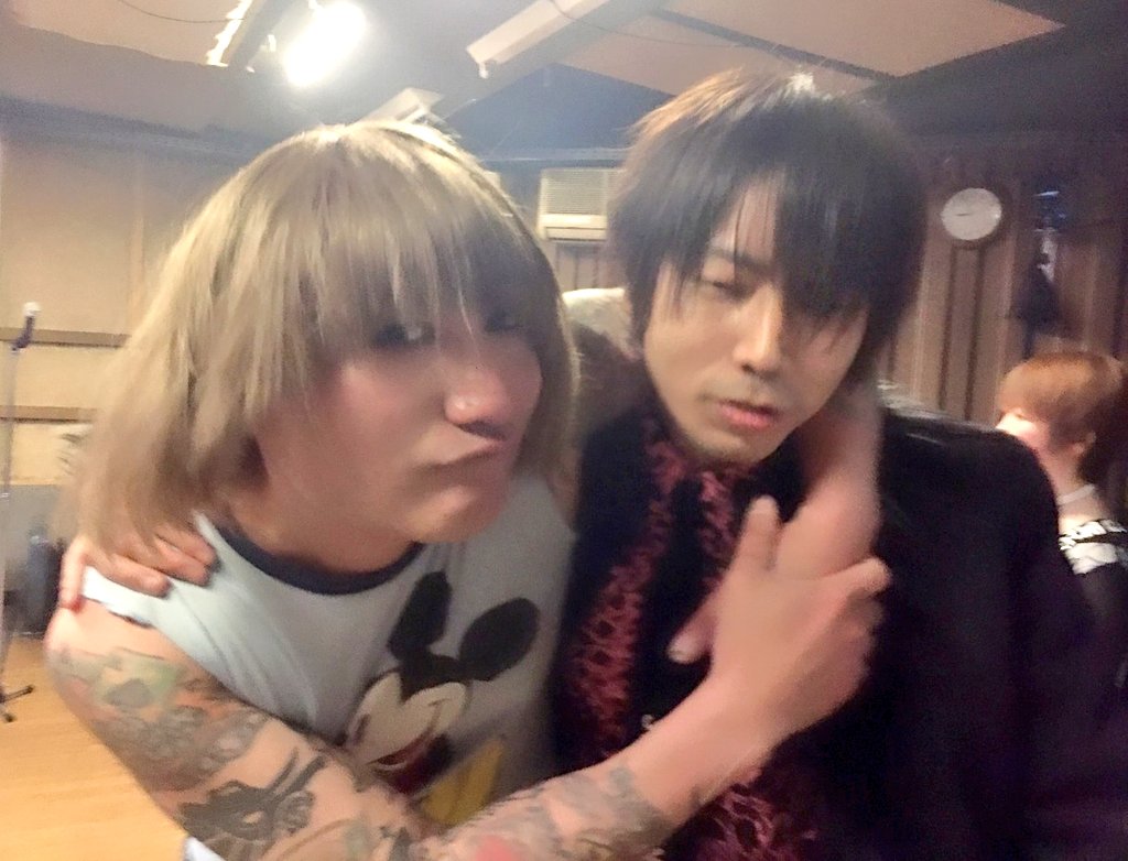 Yaizu13's tweet photo. 「ヤイズ… 温泉に浸かったら まず目を洗って おしりの✱からﾏｻﾞｰﾈｲﾁｬｰﾊﾟﾜｰを取り込むのだ w」

東京で写真展もやってるみたいだから
行ける人は是非っ🌹

『ｶｵﾏﾝｶﾞｲ ??』
『赤黒赤に黒赤黒だねw』
『久びの440s革ジャン』
『ぼうねんかーい♪』

#RichieMariachi
#DURANGOS https://t.co/cT45VW4VVo