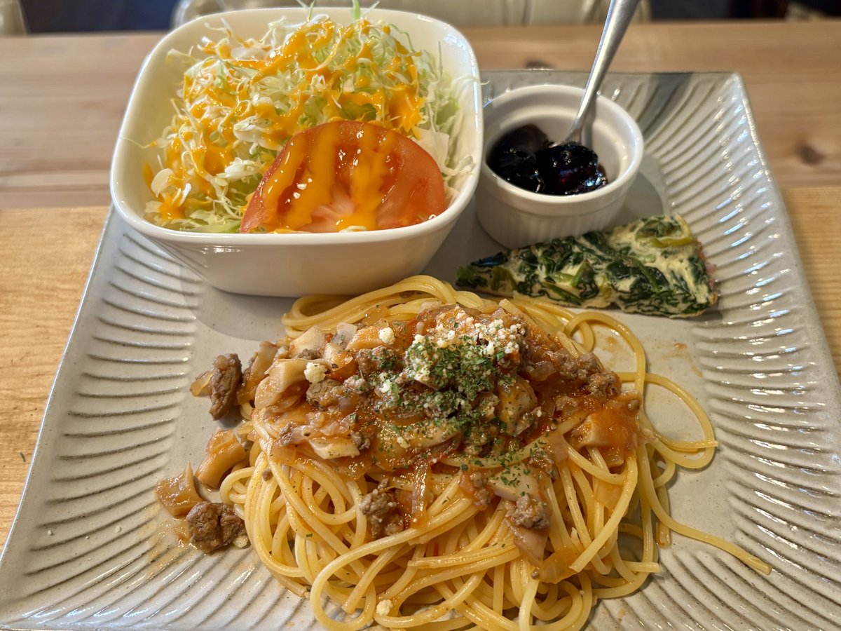 本日のランチは「舞茸入りミートソース」です
ご来店お待ちしております！
#喫茶リリィ