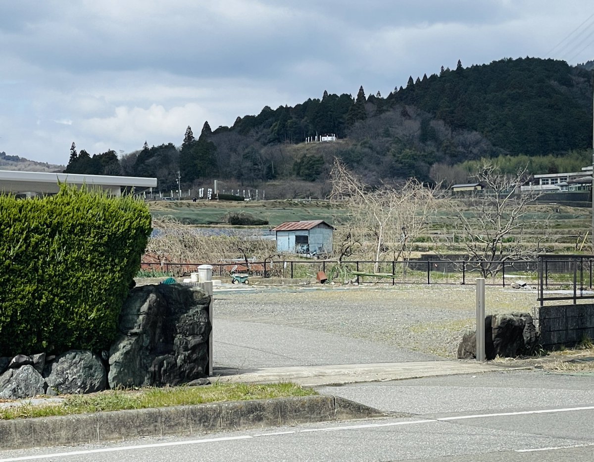coco_skghr's tweet photo. 皆さまおはようございまするー本日の関ケ原、晴れ時々くもり！冬が戻ってきたような空気の冷たさ、風があるので防風装備必須ですぞ
寒い日にはココカフェでほかほかの真田っぷるケーキをぜひ(´ `)
本日15:30までの影響となりますが、お越しをお待ちしておりまするー！ https://t.co/JMSoP7q8T6