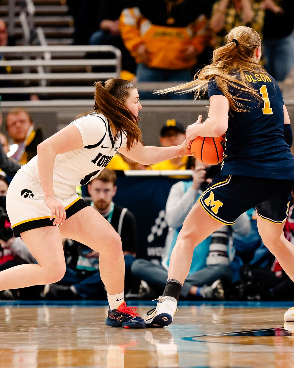 IowaWBB's tweet photo. DEFENSE 😤😤😤

Coming into tonight's matchup, the Wolverines averaged 85 points per game. 

In two games against Michigan this season, the Hawkeyes have held the Wolverines to a combined 86 points (44 &amp; 42). https://t.co/kqIXfeZ2JW