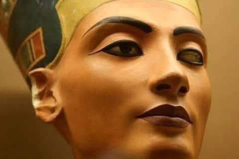 Arteymas_'s tweet photo. Por qué Antiguos Egipcios se maquillan los ojos? 

Los egipcios no se maquillaban sólo por cuestiones de belleza, lo hacían sobre todo para protegerse…

Los egipcios llegaron a ser expertos en cosmética, aceites, ungüentos,… tanto para uso estético como para uso medicinal. Pero ¿por qué…?

Debido al clima, las altas temperaturas y las numerosas enfermedades que se gestaban en el Antiguo Egipto, los hombres y las mujeres tuvieron que valerse de sus conocimientos para embellecerse y protegerse frente a estas vicisitudes.

Hasta la dinastía IV, los egipcios se perfilaban los ojos con una línea de color verde, pero a partir de ahí comenzaron a tener preferencia por el color negro (khol).

Los egipcios se aplicaron el “khol”, elaborado con galena, plomo y otras sustancias, y se usó como maquillaje, como ‘protector solar’. 

Al mezclar este producto con agua se creaba una especie de pasta oscura que se ponía sobre los párpados para proteger los ojos del sol. 

Asimismo, servía como un antibacteriano, ya que al tener bajas cantidades de plomo, repelía las bacterias y activaba el sistema inmunológico. También se usó como antiséptico.

Cierto es que los antiguos egipcios no descuidaban ninguna parte de su cuerpo. Usaban ungüentos y aceites para dar elasticidad a la piel y, así, evitar las arrugas. Además empleaban hidratantes a base de miel y se desmaquillaban con leche.

Con unos polvos blancos conseguían matizar la piel e, incluso, elaboraron unas ‘sombras de ojos’ de varios tonos, siendo el azul uno de sus preferidos.

Crearon los primeros ‘labiales’ a partir de una mezcla hecha con ocre y óxido de hierro, y se pintaban las uñas, las manos y el cabello con henna (tinte natural de color rojizo), de un color rojo intenso para las mujeres de alto rango y pálido para las mujeres de rango inferior.

Tan importante era el maquillaje para los egipcios que, cuando se morían, eran enterrados con todas sus vasijas, tarros, paletas, espejos, etc. para que en la otra vida pudieran seguir disfrutando de sus productos cosméticos.
