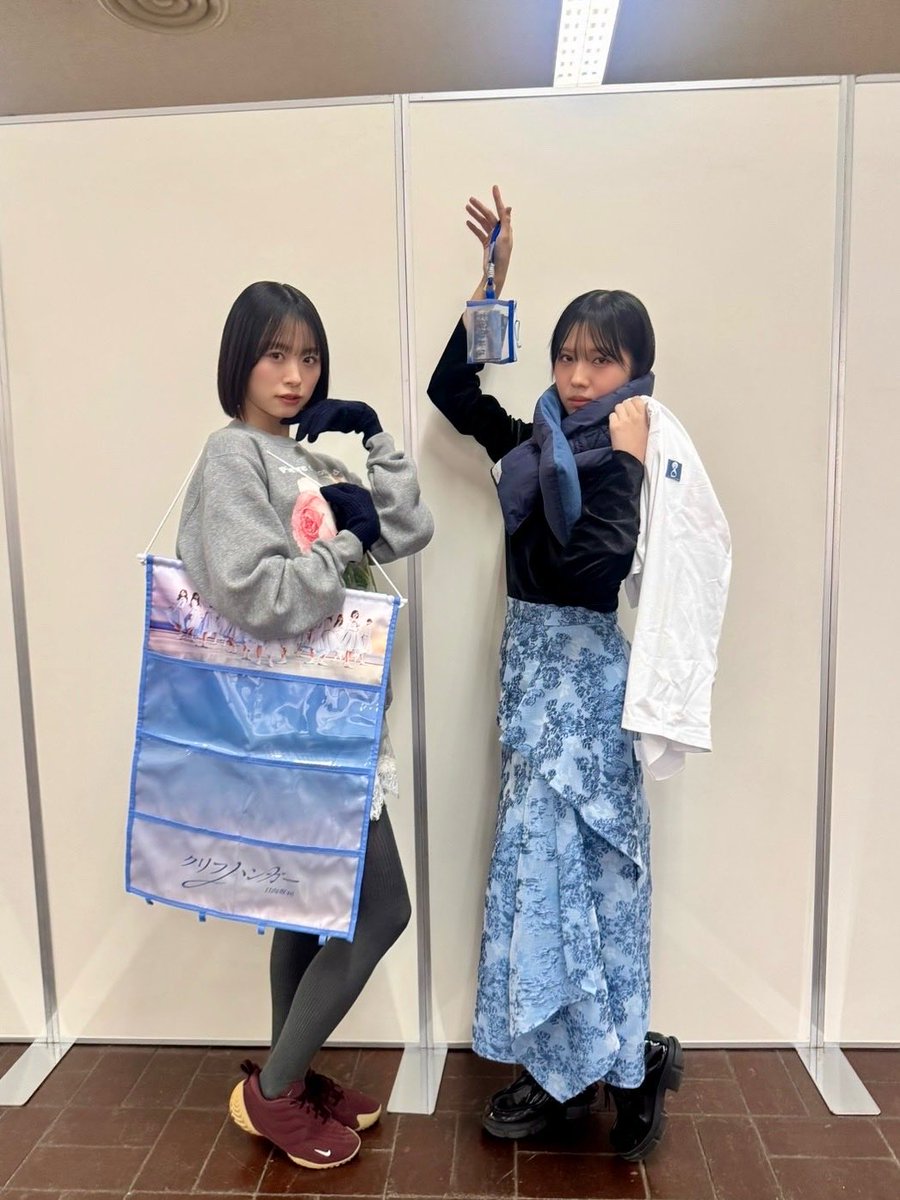 hinatazaka46's tweet photo. #日向坂46 16thシングル『クリフハンガー』発売記念「リアルミート＆グリート」

オフィシャルグッズ会場販売のお知らせ☀️
皆さんはどのグッズが好きですか🤔
ぜひ身につけてメンバーにたくさんアピールしてください🙌🏻

🗓️2026年3月8日(日)
　 11:00〜17:30
📍京都パルスプラザ　第二展示場

詳細はURLをご確認ください❄️
https://t.co/1exwVuYrpZ

#日向坂46_クリフハンガー