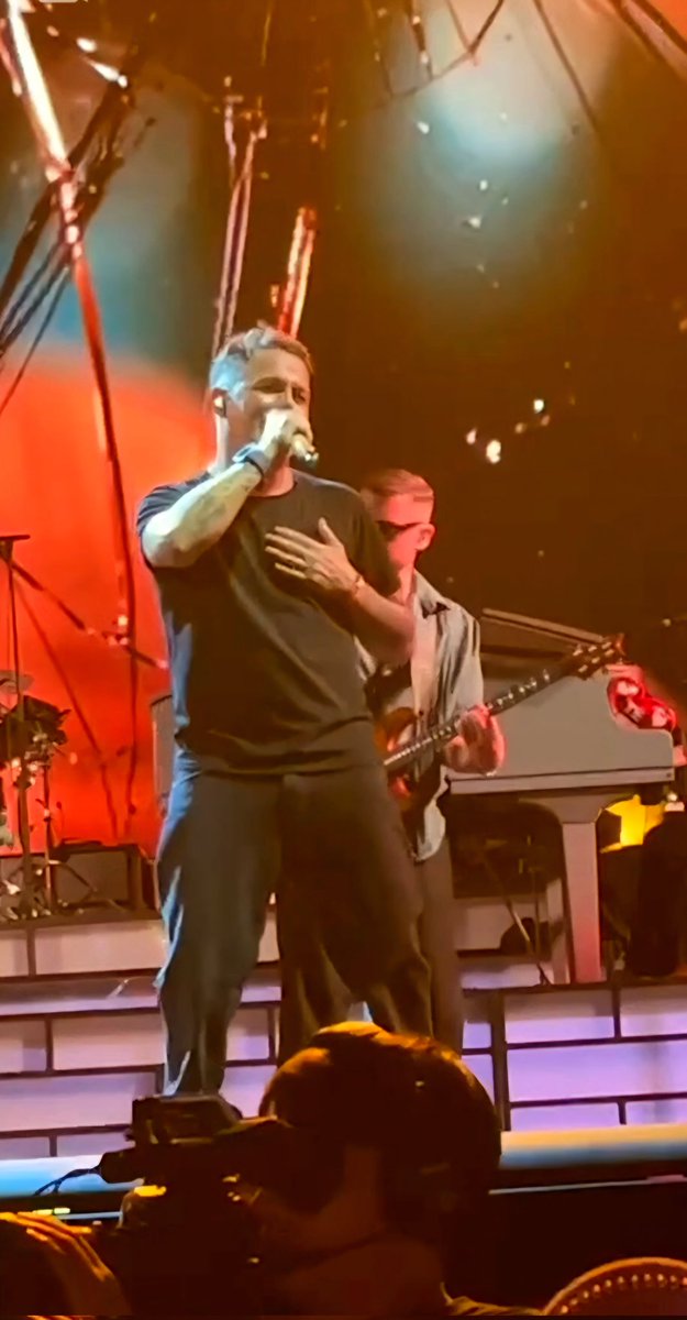 <a href="/AlejandroSanz/">Alejandro Sanz</a> miro el reloj y pienso que ya termina el concierto en Bs As., y luego recuerdo que hace 1 semana a esta hora terminaba nuestro concierto en Stgo, y se me escapa sin querer una sonrisa, y vuelve la nostalgia, y estas ganas de pedirte que regreses pronto... y así...