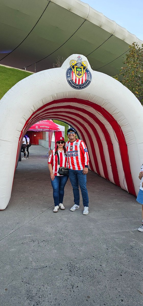 MemoSandoval95's tweet photo. @TUDNMEX #MegaFutbol Vamos las @Chivas #ClasicoTapatio @BatiLauriz #Chivas #Campeonisimo https://t.co/WgOWXiL0tL