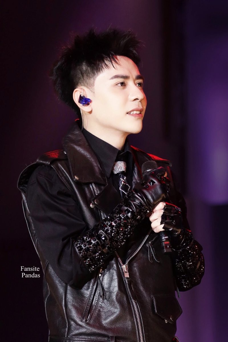 mc_muzik710's tweet photo. New hair ✨ | cre on pic #QuangHungMasterD #HerConcert #DocMongMo #muzik https://t.co/fhvsndue3N