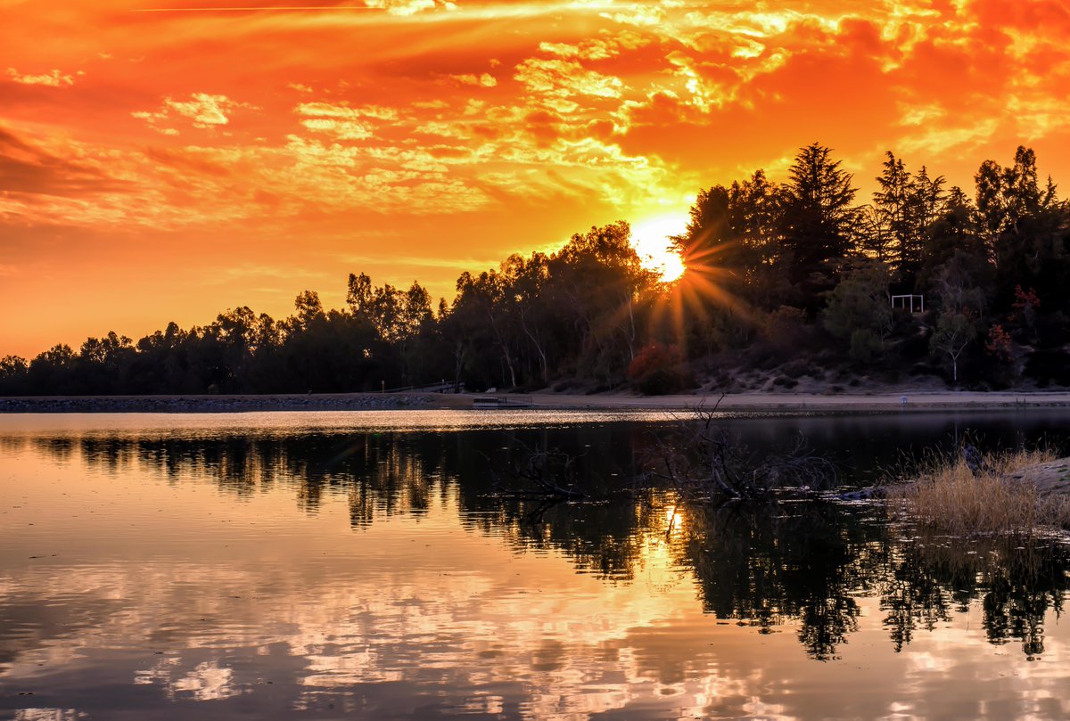 SBCounty's tweet image. Beautiful sunset at Yucaipa Regional Park. 🌄 🥰 

📸: Jesse Dinkel

#sunset #naturelovers #sunsetphotography #YucaipaRegionalPark #landscape