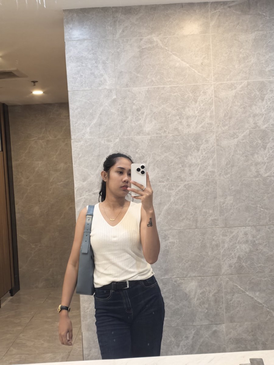 sheimaey's tweet photo. Last friday fit, love the jeans so much❤️ https://t.co/h2ZTGHwCga