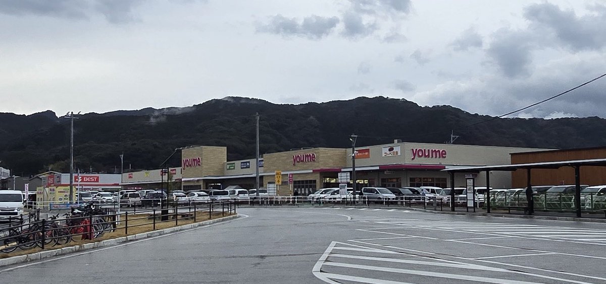 uneeddaiei's tweet photo. ゆめモール那珂川 那珂川市道善5丁目68番28号 区画整理事業によって移転した西鉄バスの営業所跡地に26/3/7開業したイズミが運営するNSC。移転した営業所留バスのロータリーと駐車場を備えたオープンモール形式は県内3ヶ所目となり、近隣のお客様をターゲットにしている。（続　＃アシマネさるき https://t.co/Y0mqUQ1gA0