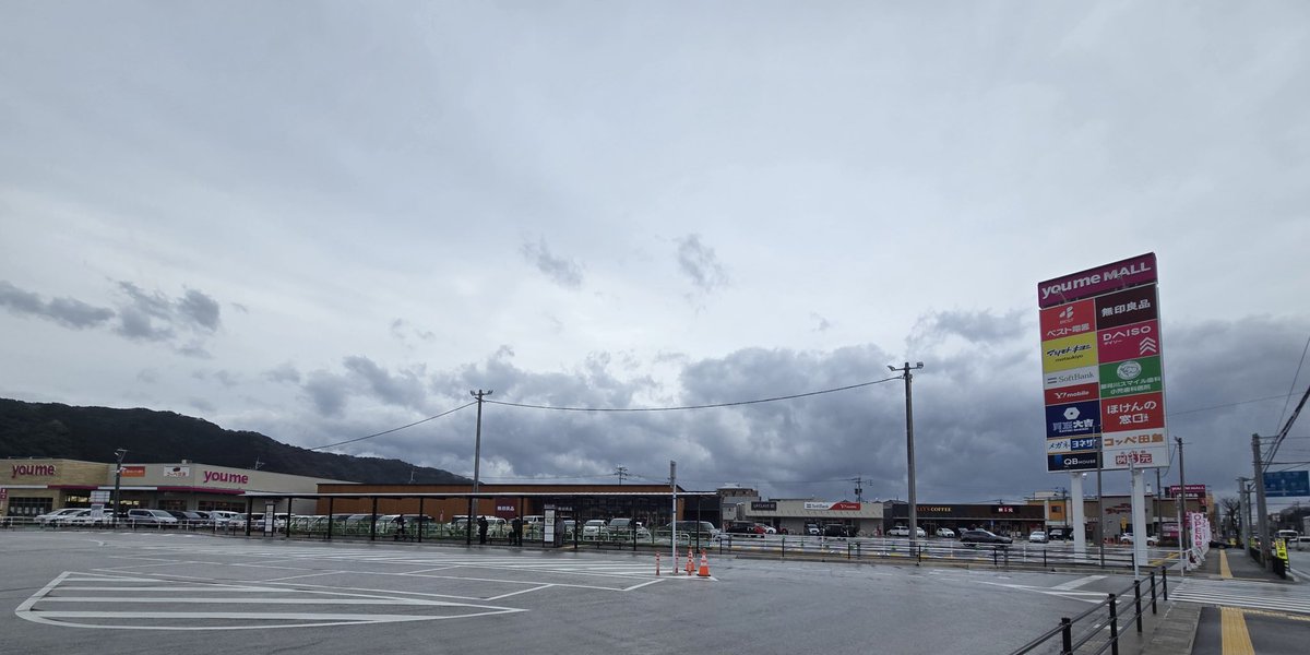 uneeddaiei's tweet photo. ゆめモール那珂川 那珂川市道善5丁目68番28号 区画整理事業によって移転した西鉄バスの営業所跡地に26/3/7開業したイズミが運営するNSC。移転した営業所留バスのロータリーと駐車場を備えたオープンモール形式は県内3ヶ所目となり、近隣のお客様をターゲットにしている。（続　＃アシマネさるき https://t.co/Y0mqUQ1gA0