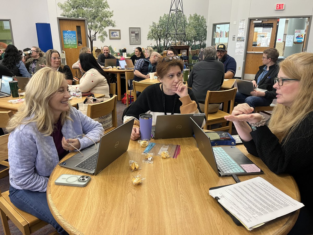 LOTEPISD's tweet photo. #pisdlote educators work together to create and improve best practices in second language acquisition.  #pisdlote #collaboration #worldlanguageteachers #planotx #ForeignLanguageLearning https://t.co/v0aTKHHFzK