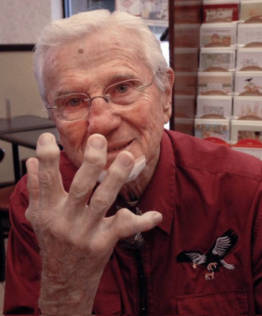 FB_Helmet_Guy's tweet photo. Chuck Bednarik "Concrete Charlie" was one of the last full-time, two-way players in NFL history, playing both LB and C for the Eagles from 1949–1962.

He was a 8x Pro Bowler, 6x All-Pro, HOF All-1950s Team member and Pro Football HOF inductee (1967). https://t.co/ZpWGFJAvOq
