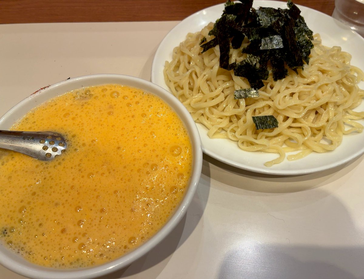 t_dragonone's tweet photo. らぁめんほりうち@新宿本店
納豆ざるらぁめん
晩杯屋で軽く仕上げてから満来チラ見したら並びありで即着席で久々ほりうち♪
ふわふわ卵の納豆つけ汁が堪らない⤴︎
多めの麺もズバズバあっさり完食⤴︎
チャーざるより断然好みのテイスト♪ https://t.co/4UKneO8GQ9