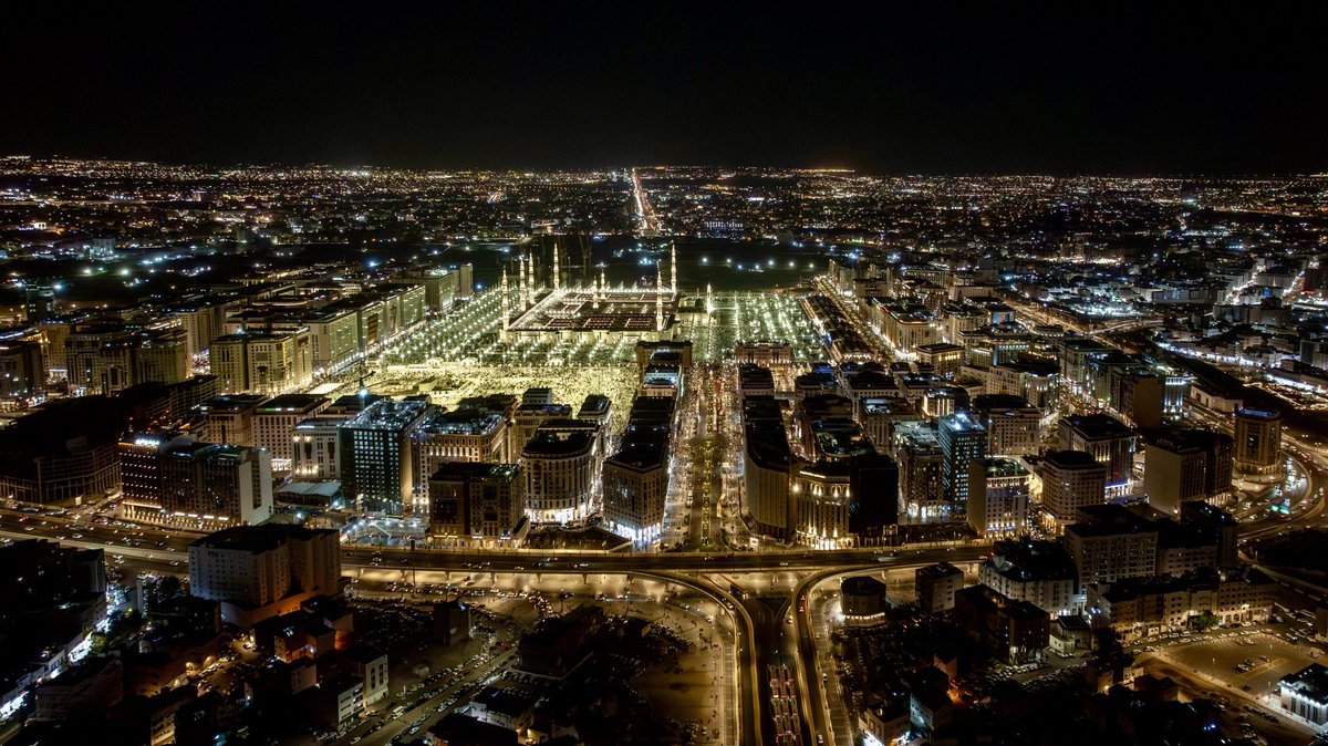 في كل مرة أزور المدينة المنورة
أشعر أن التاريخ لا يزال حيًّا في طرقاتها

مدينة احتضنت رسالة الإسلام
واليوم يلتقي عمق التاريخ وروح الإيمان

مع تطور واضح وجهود كبيرة من إمارة المنطقة
واميرها صاحب السمو الملكي الامير : 
سلمان بن سلطان بن عبد العزيز آل سعود

وبدعم قيادتنا الرشيدة