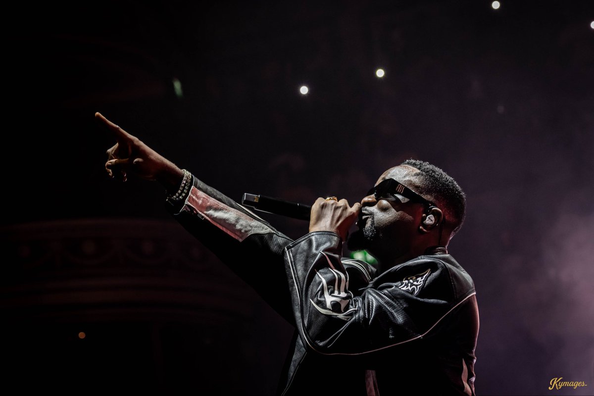 Kymages_'s tweet photo. SarkNation in London 🇬🇭🔥
@sarkodie shutting down Royal Albert Hall.

📸 @kymages__

#RapperholicUK26
#sarkodie #kymages https://t.co/msAQ23OiYF