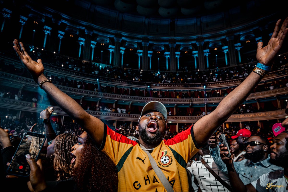 Kymages_'s tweet photo. SarkNation in London 🇬🇭🔥
@sarkodie shutting down Royal Albert Hall.

📸 @kymages__

#RapperholicUK26
#sarkodie #kymages https://t.co/msAQ23OiYF