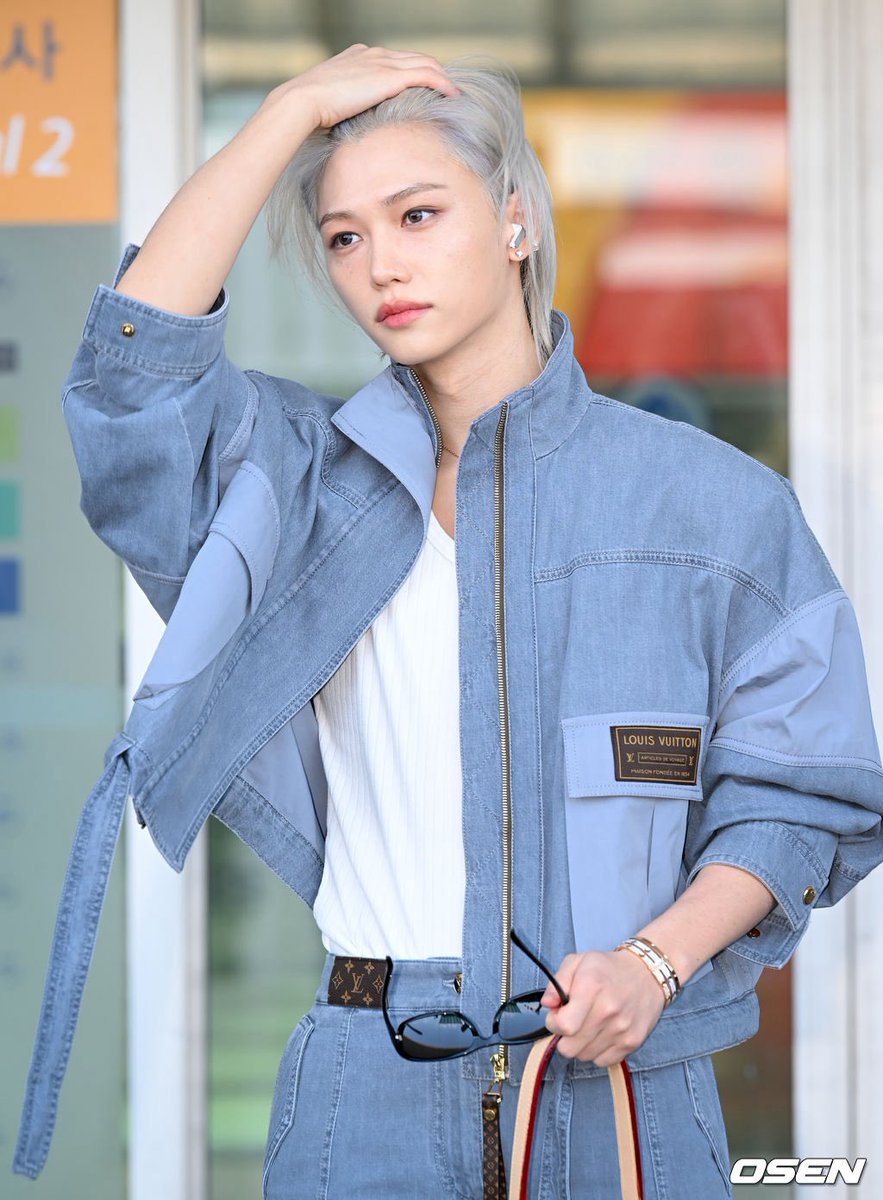 Felix is drop-dead gorgeous in silver hair on his way to Paris 🇫🇷

#FELIXxLouisVuittonPFW