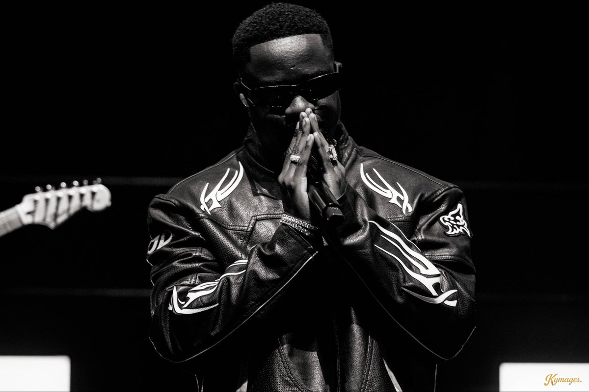Kymages_'s tweet photo. SarkNation in London 🇬🇭🔥
@sarkodie shutting down Royal Albert Hall.

📸 @kymages__

#RapperholicUK26
#sarkodie #kymages https://t.co/sarEVbNZXH