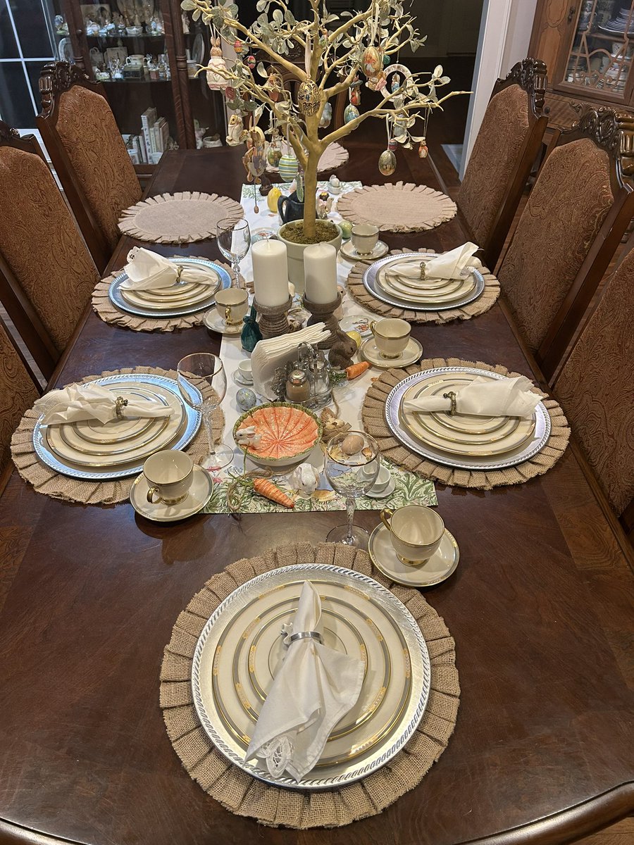 monroe_msu's tweet photo. My baby girl went all out setting the table tonight for her grandmother Cookie’s birthday. #HappyBirthday https://t.co/akn79OKBOq