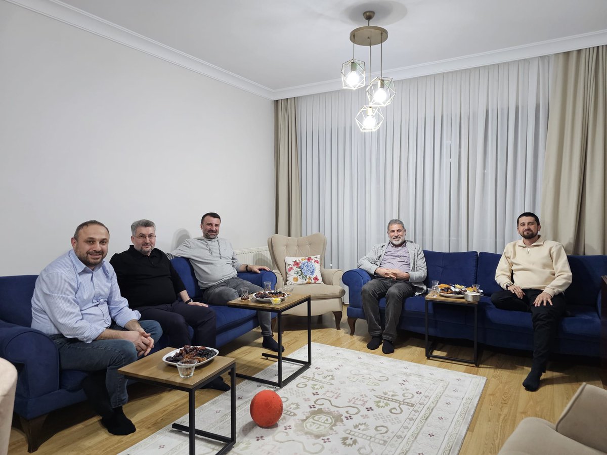 Hafize Kızımızı Ziyaret

Yol arkadaşımız Murat Said Kösebaşkan 'ın kızı çocuk yaşta Hafize olduğu için Valilik bütün aileyi Umre ile ödüllendirdi. 

Arkadşlarımızla birlikte hem Hafize evladımızı, hem Umre yapan Murat kardeşimizi ziyaret edip zemzemini içip muhabbet ettik.