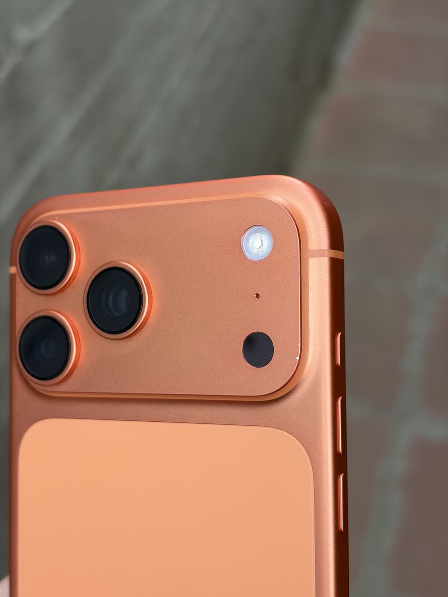 theapplehub's tweet photo. Should’ve gone with Silver 🥲 https://t.co/5x0vjOMJeY
