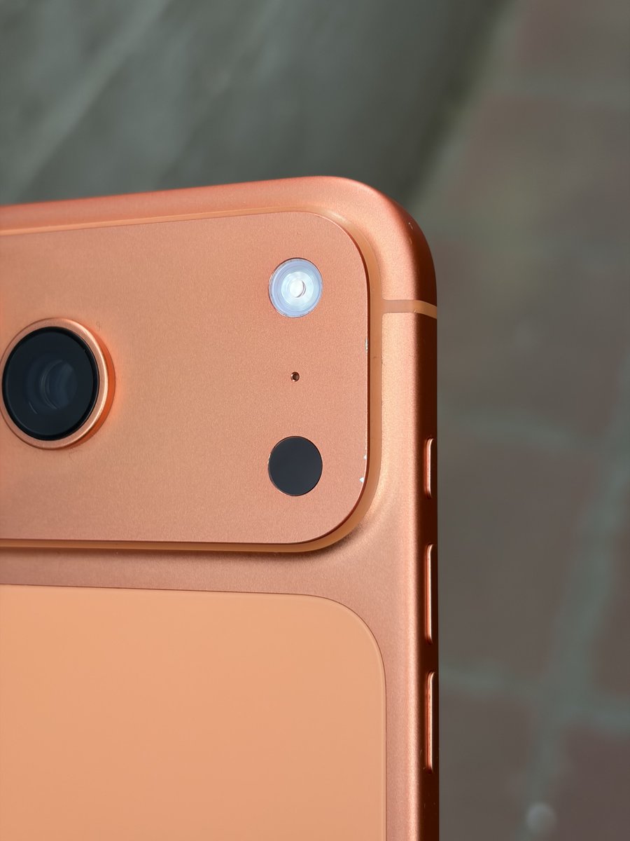 theapplehub's tweet photo. Should’ve gone with Silver 🥲 https://t.co/5x0vjOMJeY