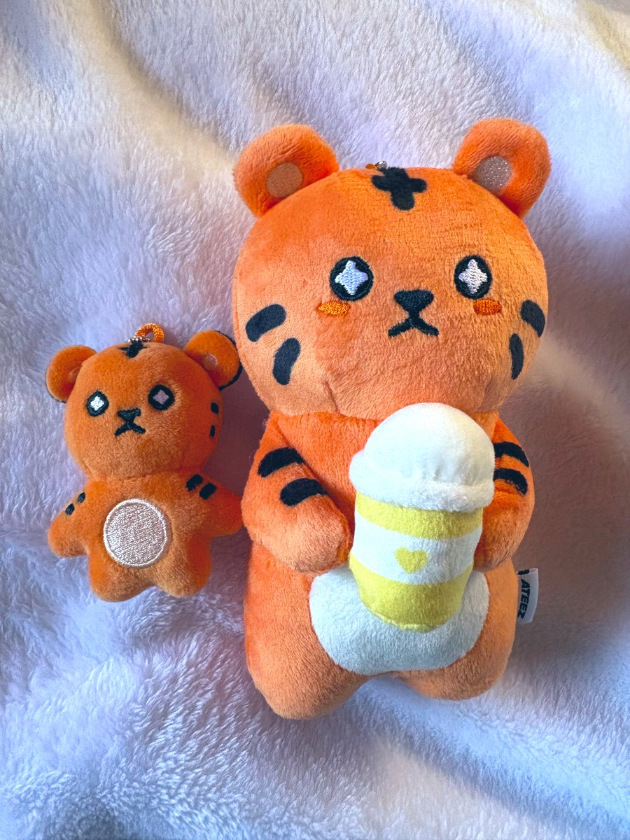 この子達 どうにかペアにしたい
同じ服🤔
売り物では無理なサイズだから…
とて 作れない🤦‍♀️
何か考えよう💖
誰か教えて  いや 作ってww