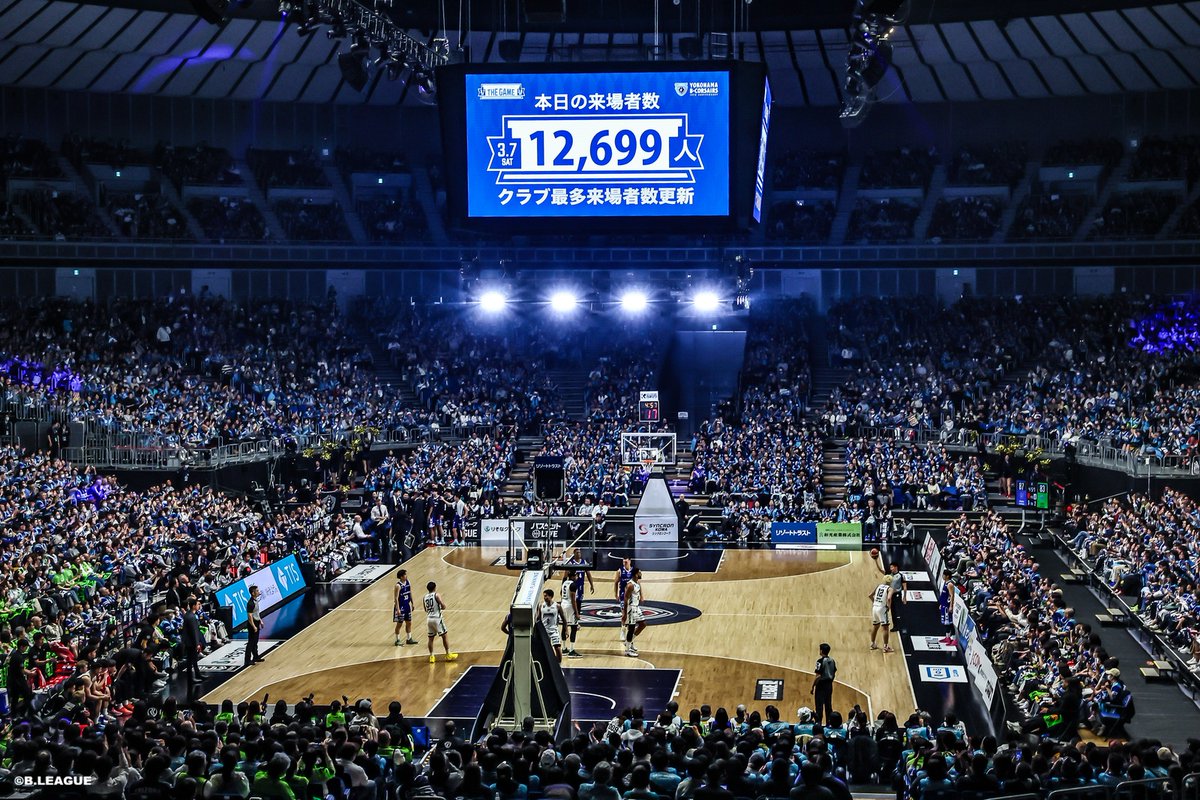 levangakousiki's tweet photo. #横浜ビー・コルセアーズ の皆さま
クラブ史上最多入場者数の更新、おめでとうございます🎉

ビーコルさんも我々レバンガも、今シーズンで15周年の節目を迎え、クラブの歴史に残る1戦を共にすることができて、ご縁を感じております。

ご縁と言えばもうひとつ。
我々も昨シーズンクラブ史上最多入場者数を更新したのですが、ビーコルさんが横浜国際プールで使用している移動式コートを使わせていただき、エスコンフィールドHOKKAIDOでの開催が実現しての記録更新でした。

もしかすると、今節の横浜アリーナのコートも同じコートでしょうか…？

共にクラブ史に残る記録を更新したコートにて、今日も熱い戦いをしましょう！⚓🤝⛄

@b_corsairs #レバンガ北海道 #15周年
