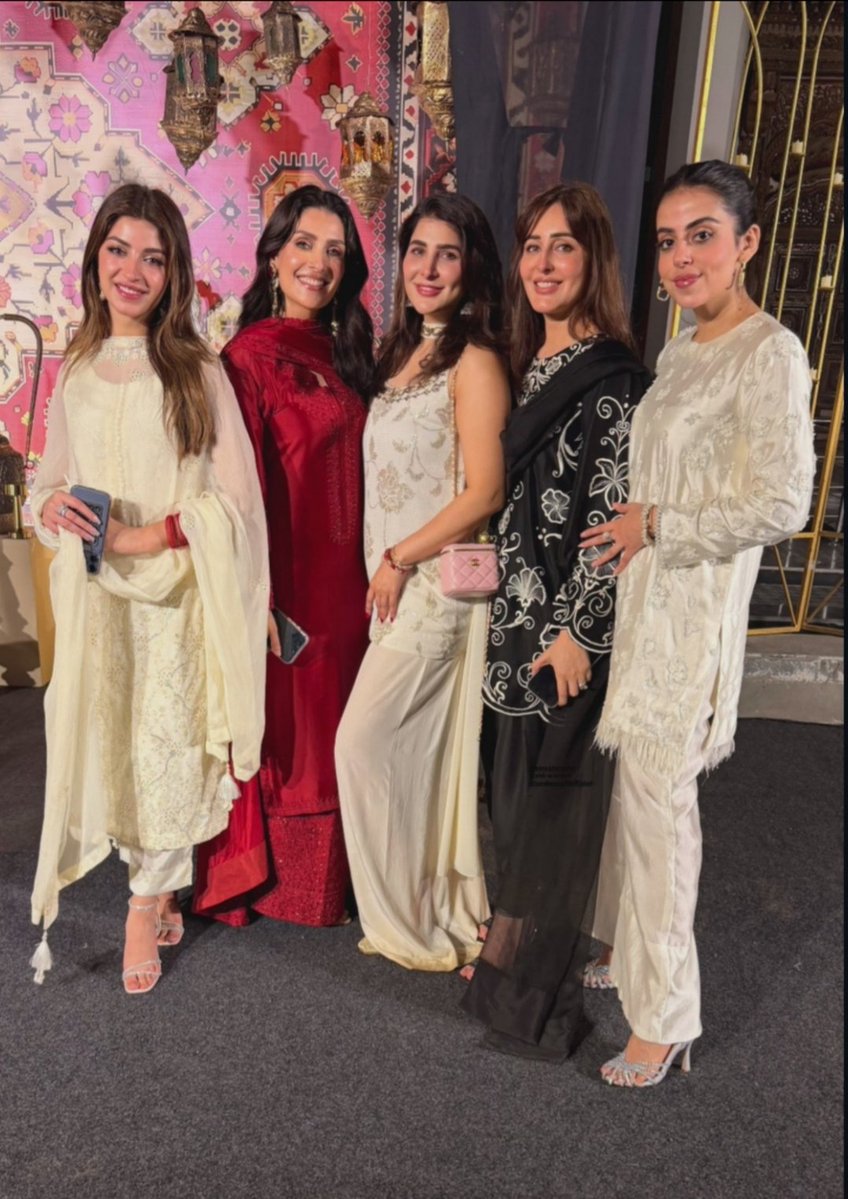 lions_moonstone's tweet image. Mtnh and kcr sisters reunion😍
Every seja suhoor night is basically ayeza reuniting with onscreen sisters😂
#ayezakhan #kinzahashmi #areebahabib