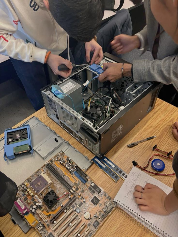 #PerthsantaAu: !Me cortaron el Internet porque...¿No lo pague!?

Mini Au: En donde santa es un niño mimado que intenta probar vivir solo pero sin saber las responsabilidades que esto conlleva y donde Perth es el nuevo técnico de Internet y le toca atender el caso de Santa