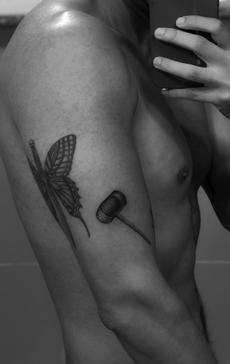 Cuando era niño mi abuela me regalaba estos chupetitos casi a diario. Incluso de grande me los hacía llegar. Después de su partida entendí que era su forma de estar presente conmigo. Hoy también la llevo en la piel :)