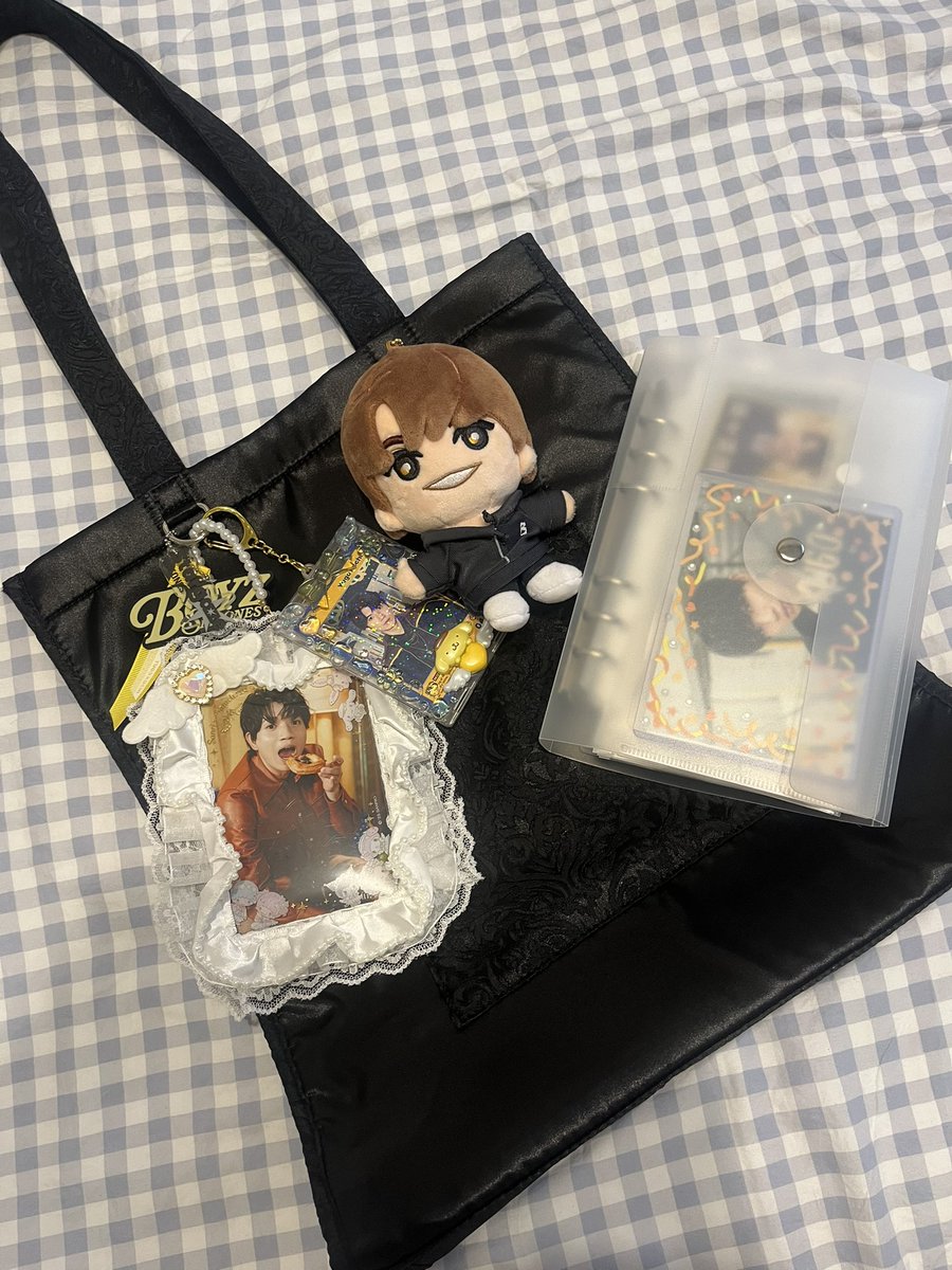 バッチバチにモード系な服で髙地優吾の痛バ持って出かけます(ほんで妹とアイカツの映画観る)