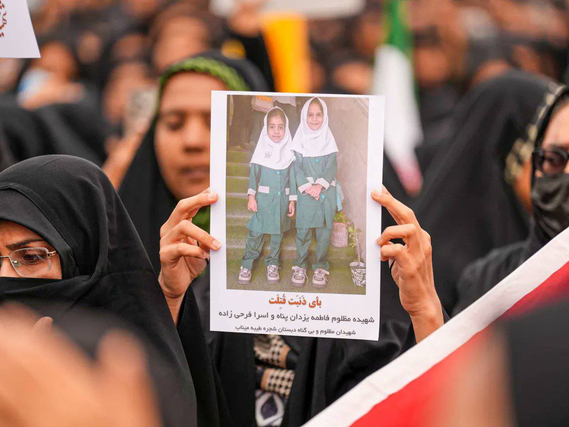 Hussein__Reisan's tweet photo. قُتِـــ.لَت فتيات إيرانيات في هجمات «من مرحلتين» على مدرسة ميناب.

وقع الانفـــ.جار الثاني عندما لجأ الناجون إلى مصلى المدرسة.😔
#مدرسه_میناب https://t.co/qG9QFssFLb