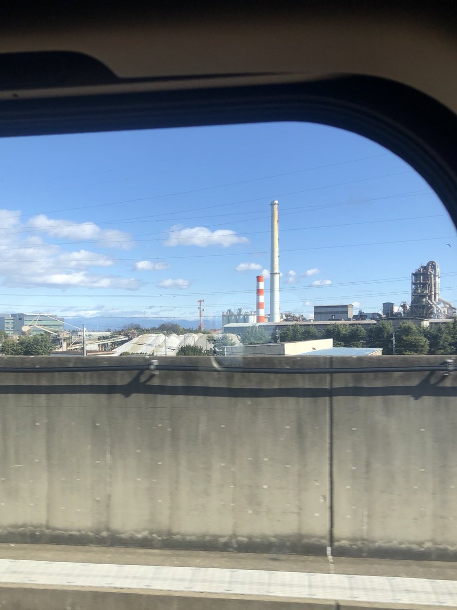 知る人ぞ知る籠原あたりの2本煙突だけど
赤白の方ってこんな短かったっけ？？

……横から見てるからかな