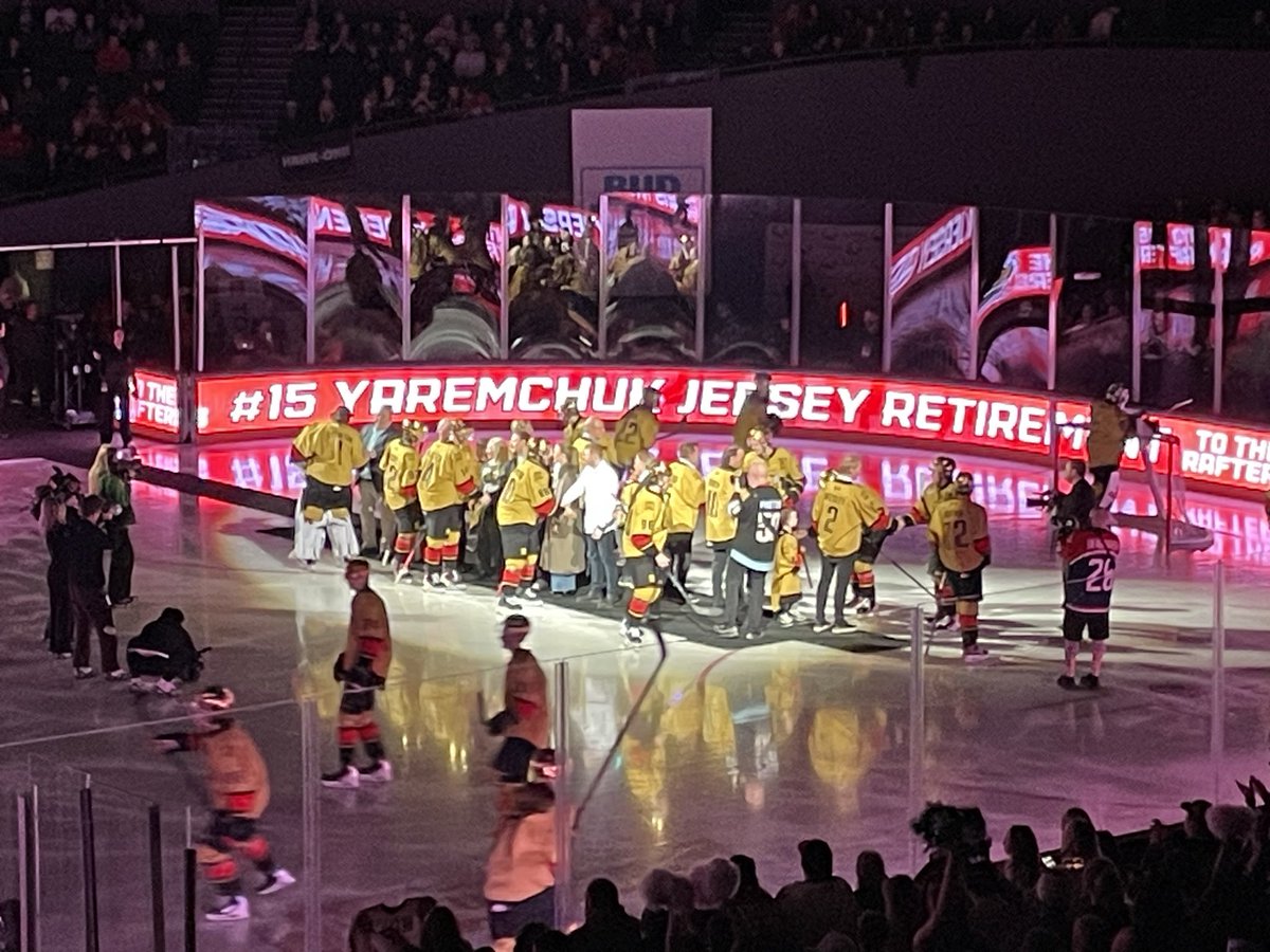 Soissonjsport's tweet photo. Portland Winterhawks vs Everett Silvertips tonight! Plus the top 10 Winterhawks of all time reveal! 🏒👍 https://t.co/ZC66CSm04E