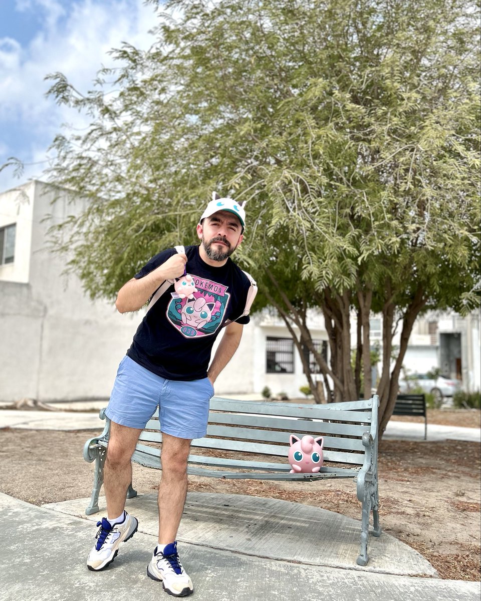 hiramfo's tweet photo. ENTREVISTA EXCLUSIVA
Me encontré a Jigglypuff en el parque y aceptó responder algunas preguntas después de su concierto improvisado. 🎤
Le pregunté cuál es su secreto para dormir a todo el público…
y solo respondió:  
“Jiggly… puff.”
#Pokemon30  
#WhatsYourFavorite  
#PokemonGO https://t.co/vyq7EWUpE4