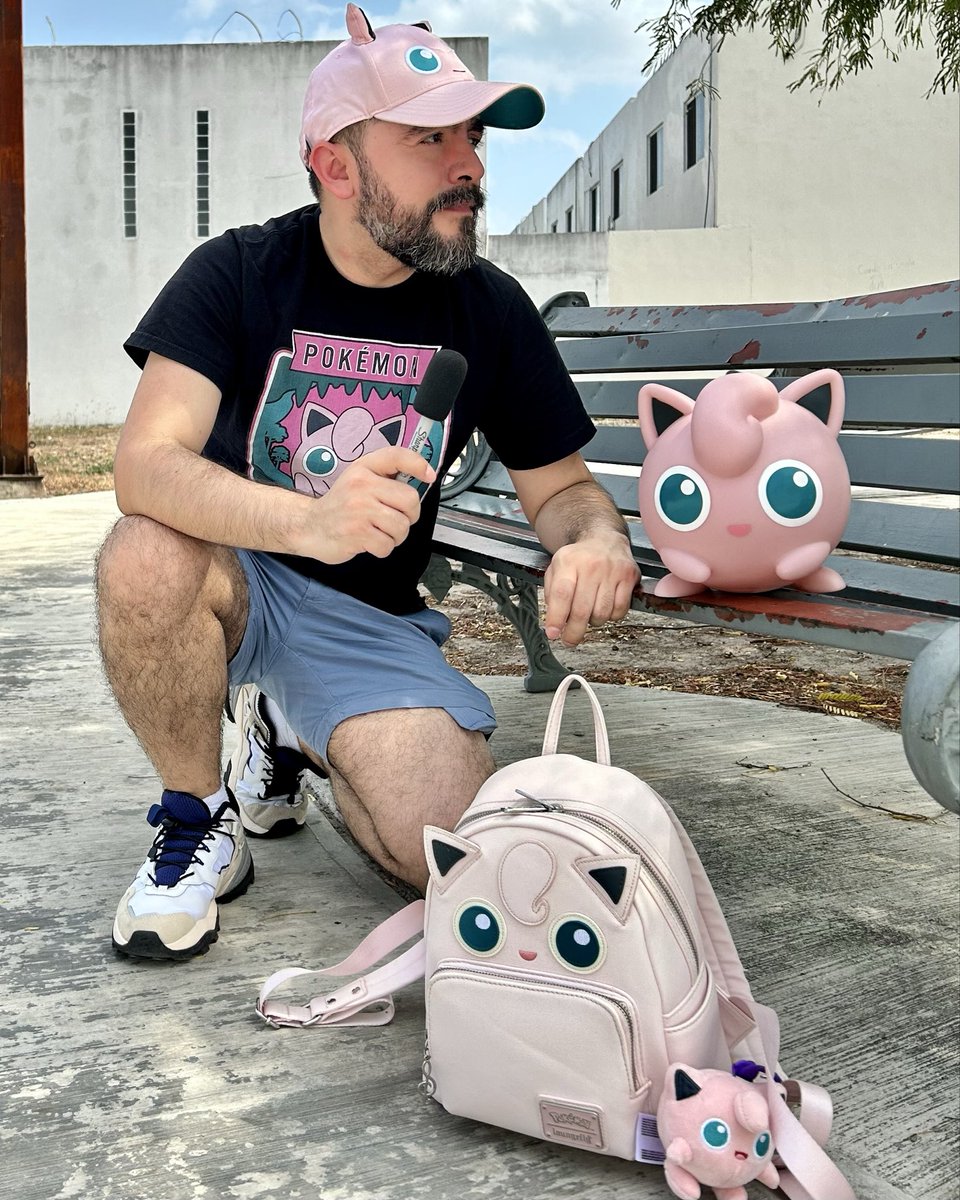 hiramfo's tweet photo. ENTREVISTA EXCLUSIVA
Me encontré a Jigglypuff en el parque y aceptó responder algunas preguntas después de su concierto improvisado. 🎤
Le pregunté cuál es su secreto para dormir a todo el público…
y solo respondió:  
“Jiggly… puff.”
#Pokemon30  
#WhatsYourFavorite  
#PokemonGO https://t.co/vyq7EWUpE4