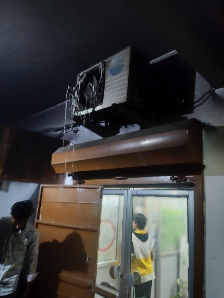 bstvlive's tweet photo. रुड़की 
➡इलेक्ट्रिक स्कूटर में शॉर्ट सर्किट से आग लगी
➡घर के बाहर बरामदे में खड़ी थी स्कूटर
➡आग से एक बाइक, Ac का आउटर भी जला
➡फायर ब्रिगेड ने आग पर पाया काबू
➡कोतवाली गंगनहर के निकट गणेशपुल का मामला
#Rudki #ElectricScooterFire https://t.co/fRaEnFKJqE
