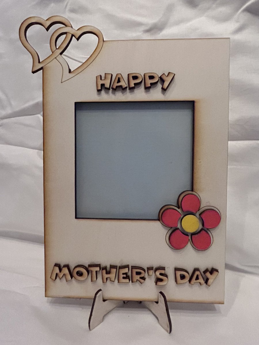 AndrewMFelton's tweet photo. Self-designed and home-made laser cut plywood frames and key rings… https://t.co/KPD2SuntZQ